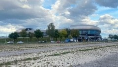 Der Schotterplatz beim Stadion ist Berechtigten vorbehalten! (Bild: Steiner Clara Milena)