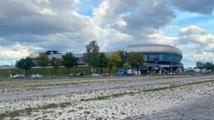 Der Schotterplatz beim Stadion ist Berechtigten vorbehalten! (Bild: Steiner Clara Milena)