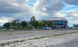 Der Schotterplatz beim Stadion ist Berechtigten vorbehalten!