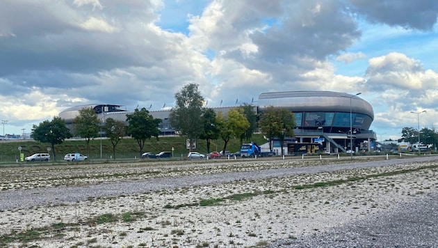 The gravel parking lot at the stadium is reserved for authorized persons! (Bild: Steiner Clara Milena)