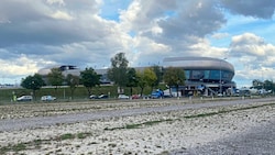 Der Schotterplatz beim Stadion ist Berechtigten vorbehalten! (Bild: Steiner Clara Milena)