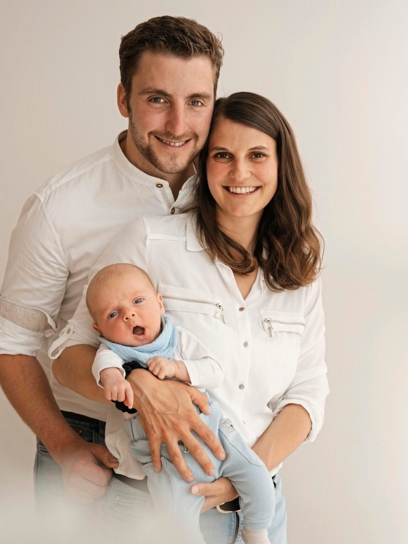 Luis mit Mama Sarah und Papa Georg (Bild: Monika Wittmann)