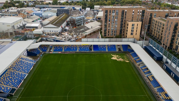 The Cherry Red Records Stadium at AFC Wimbledon - the holes in the turf are clearly visible in the top right-hand corner. (Bild: ASSOCIATED PRESS)