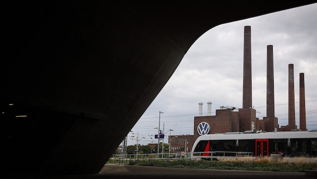 Der Volkswagen-Konzern ist schwer angeschlagen. (Bild: AFP/RONNY HARTMANN)