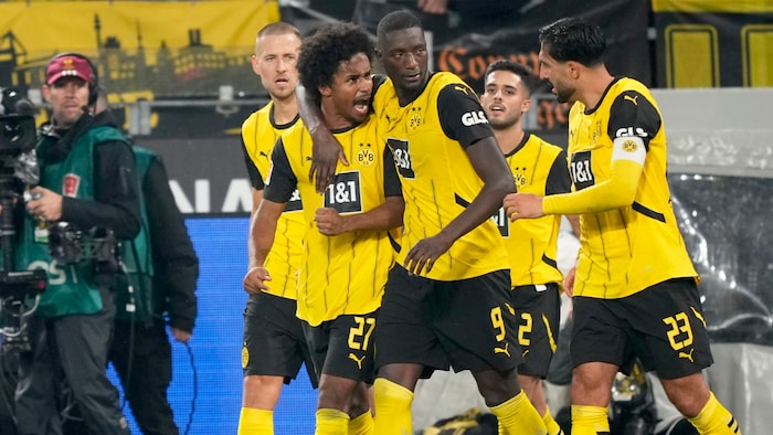 Borussia Dortmund bejubelt am Ende den Sieg.