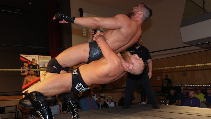 Umwerfend für die Fans, noch umwerfender für die Gegner – Wrestling in Payerbach. (Bild: Alex Singer)