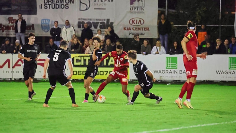 Tough fight for every ball. Ajibade (in red) injured himself. (Bild: Tröster Andreas/ANDREAS TROESTER)