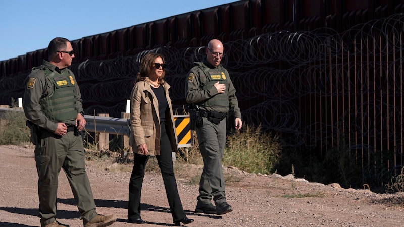 Kamala Harris bei ihrem Besuch an der US-Grenze zu Mexiko (Bild: APA/AFP/Rebecca NOBLE)