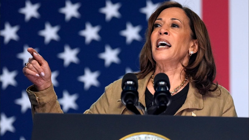 In her speech in Douglas in the US state of Arizona, Harris promised to fix the "broken immigration system" and to protect the US border. (Bild: APA/AP Photo/Carolyn Kaster)