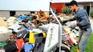 In Ober-Grafendorf müssen viele aufgrund der Hochwasser-Schäden ihre Wohnungen räumen, so auch die Mieter der Alpenland-Wohnhausanlage. Seitens der Genossenschaft wird mit einer Sanierung bis Frühjahr gerechnet. (Bild: Crepaz Franz/Pressefoto Franz Crepaz)