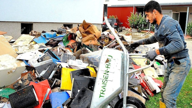 In Ober-Grafendorf müssen viele aufgrund der Hochwasser-Schäden ihre Wohnungen räumen, so auch die Mieter der Alpenland-Wohnhausanlage. Seitens der Genossenschaft wird mit einer Sanierung bis Frühjahr gerechnet. (Bild: Crepaz Franz/Pressefoto Franz Crepaz)