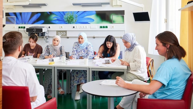 Kages also organizes further language courses for the new nursing staff on site, but they learn Styrian on the job (Bild: Kurt Remling)