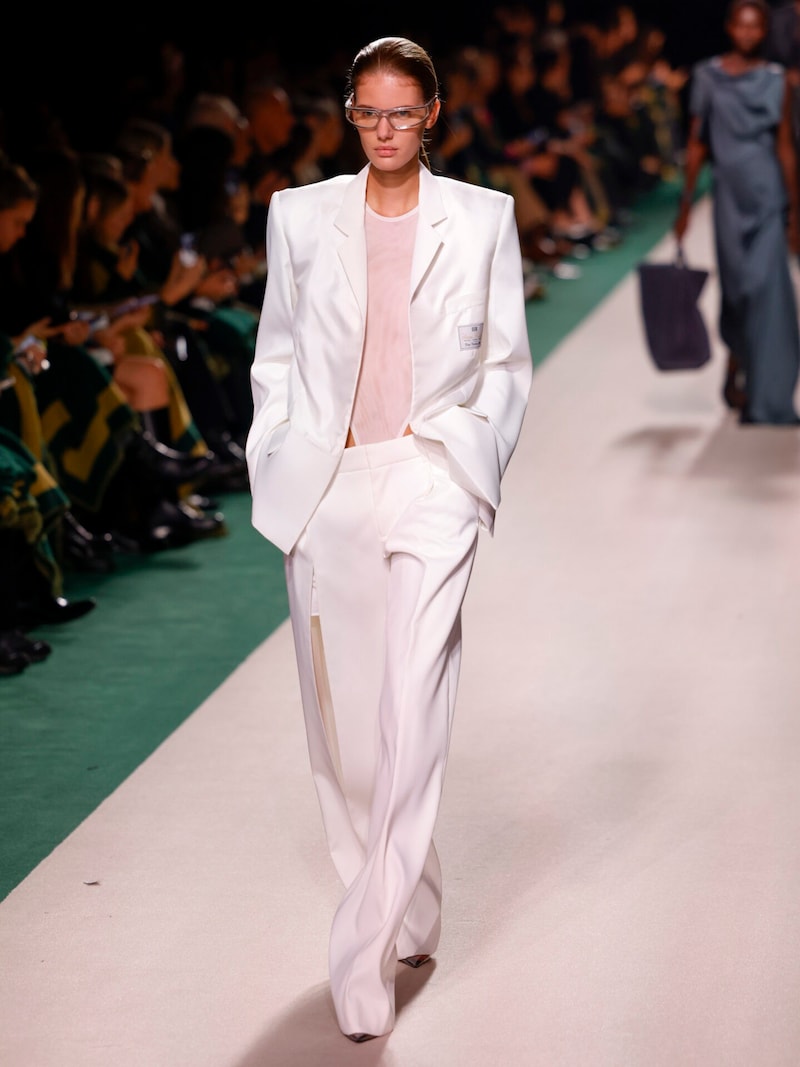 ... casual trouser suits. (Bild: APA/Vianney Le Caer/Invision/AP)