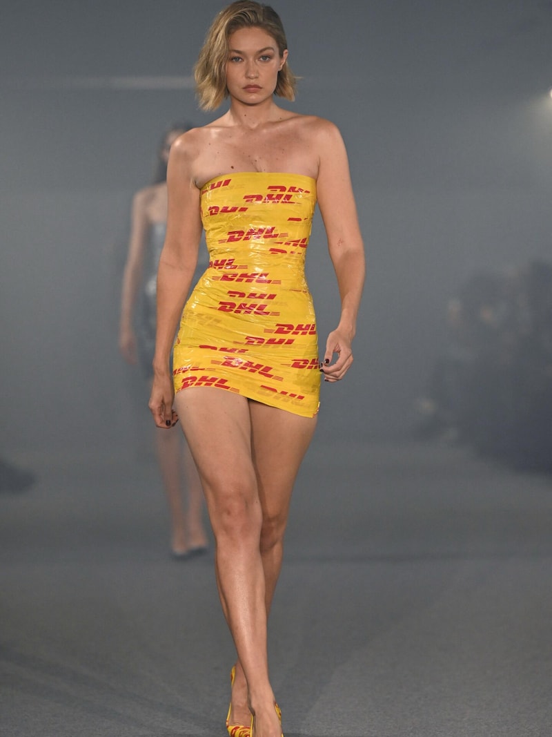 Sexy verpackt: Gigi Hadid im DHL-Paketband-Kleid von Vetements (Bild: APA/AFP/Bertrand GUAY)