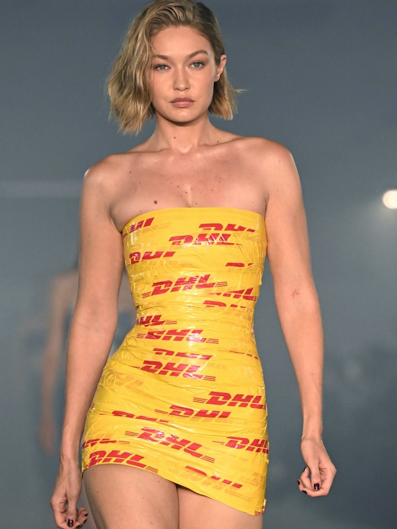 Ob das Topmodel tatsächlich in diesen Look gewickelt wurde? (Bild: APA/AFP/Bertrand GUAY)