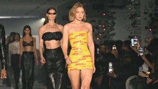 Gigi Hadid sorgte im Paketband-Minidress bei der Fashion Show von Vetements für Aufsehen. (Bild: APA/AFP/Bertrand GUAY)