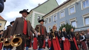 Mit dem Umzug wurde der heurige St. Veiter Wiesenmarkt eröffnet.