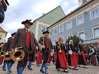 Mit dem Umzug wurde der heurige St. Veiter Wiesenmarkt eröffnet. (Bild: Kogler Christina Natascha)