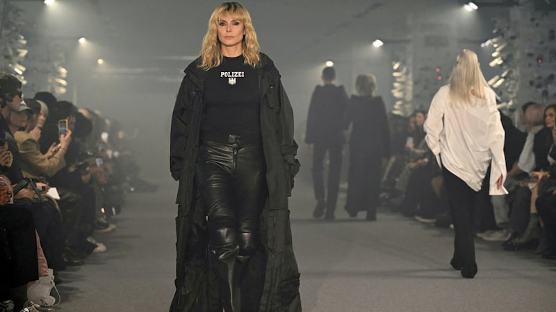 Heidi Klum wore a "police" shirt. (Bild: AFP/Bertrand GUAY)