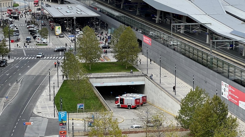 Einsatzfahrzeuge vor der Garage des Hauptbahnhofes. Dort war es zu einem Kleinbrand gekommen. (Bild: Leserreporter)