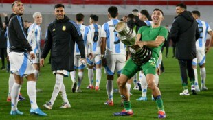 Die obszöne Pokal-Geste von Emiliano Martinez hat nun ein Nachspiel.