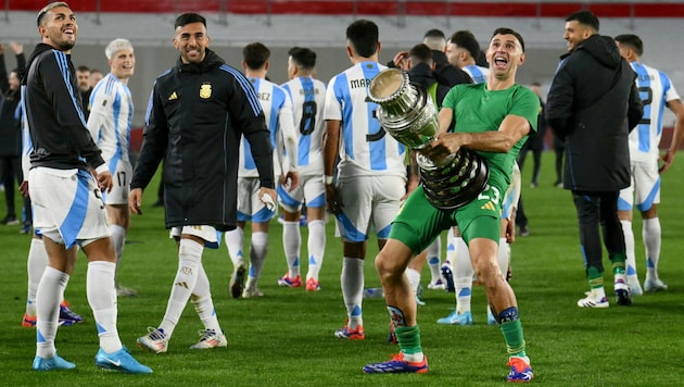 Die obszöne Pokal-Geste von Emiliano Martinez hat nun ein Nachspiel. (Bild: AFP/Luis ROBAYO)