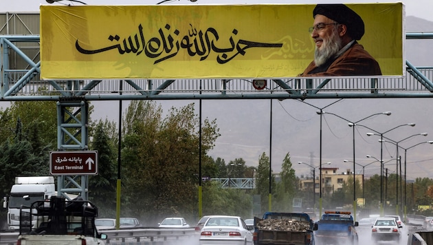 A banner with the slain Hezbollah leader Hassan Nasrallah hangs in the north of the Iranian capital Tehran. (Bild: APA/AFP/ATTA KENARE)