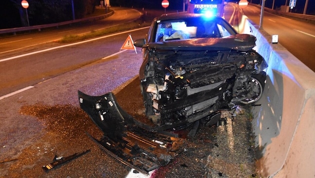 The woman's car initially skidded and ultimately crashed into a concrete wall. (Bild: LPD Wien)