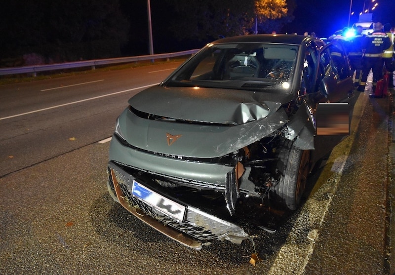 The drunk driver's car was also badly damaged in the crash. (Bild: LPD Wien)