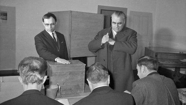 Serious expressions, stately gestures: in the past, at least in the countryside, people still went to vote in a suit and tie - but only after mass, of course! (Bild: Vorarlberger Landesbibliothek/Sammlung Spang)