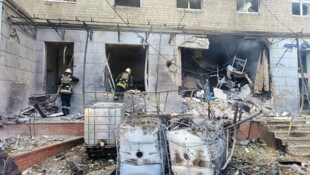 Bei einem russischen Angriff auf ein Krankenhaus im ukrainischen Sumy wurden mindestens acht Menschen getötet. (Bild: APA/Sergei GAPON / UKRAINIAN EMERGENCY SERVICE / AFP)