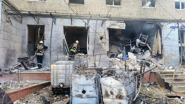 Bei einem russischen Angriff auf ein Krankenhaus im ukrainischen Sumy wurden mindestens acht Menschen getötet. (Bild: APA/Sergei GAPON / UKRAINIAN EMERGENCY SERVICE / AFP)