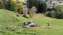 Abgestürztes Auto musste von der Feuerwehr geborgen werden. (Bild: FF Mauterndorf)