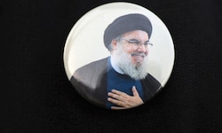 Ein Iraker trägt bei der Beerdigung eines Militärkommandanten der irakischen Hisbollah-Brigaden ...