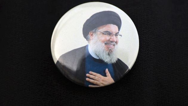 An Iraqi wears a pin with the Lebanese Hezbollah leader Hasan Nasrallah at the funeral of a military commander of the Iraqi Hezbollah brigades in Baghdad. (Bild: APA/AFP/AHMAD AL-RUBAYE)