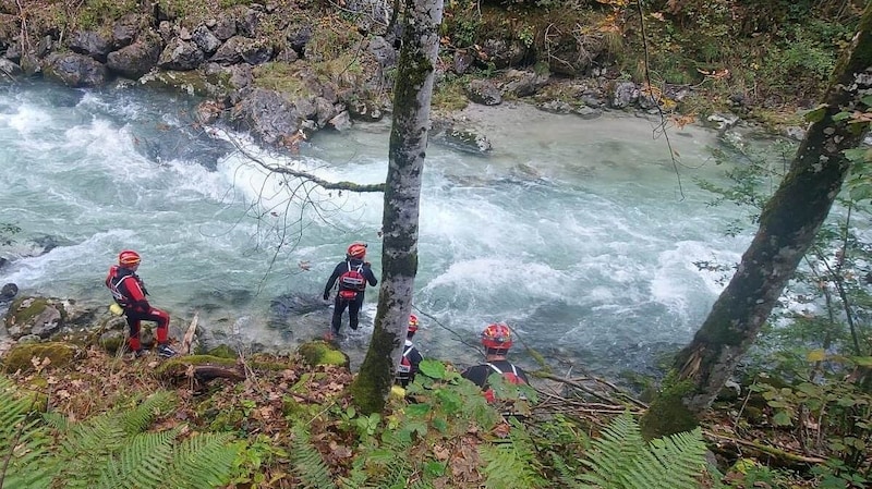 Here, in the area of the Loferbach, emergency services searched for a missing person. (Bild: Wasserrettung Salzburg)