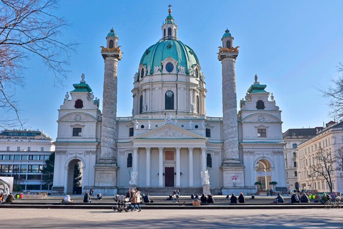 Die berühmte Wiener Karlskirche