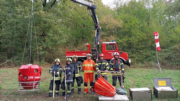 Specialist firefighters present the special equipment for fighting forest and field fires at forest days. (Bild: Günter Prünner)