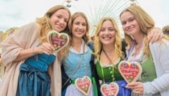 Wiesenmarkt st. veit 2024„Schmusn? Mia wurscht!“: Die Fröhlichkeit des Quartetts spiegelt sich in den Lebkuchenherzen. (Bild: Evelyn Hronek/EVELYN HRONEK)