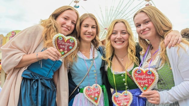 Wiesenmarkt st. veit 2024 "Cuddling? Mia wurscht!": The cheerfulness of the quartet is reflected in the gingerbread hearts. (Bild: Evelyn Hronek/EVELYN HRONEK)