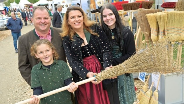 Dietmar Messner and family at the broom show. (Bild: Evelyn Hronek/EVELYN HRONEK)