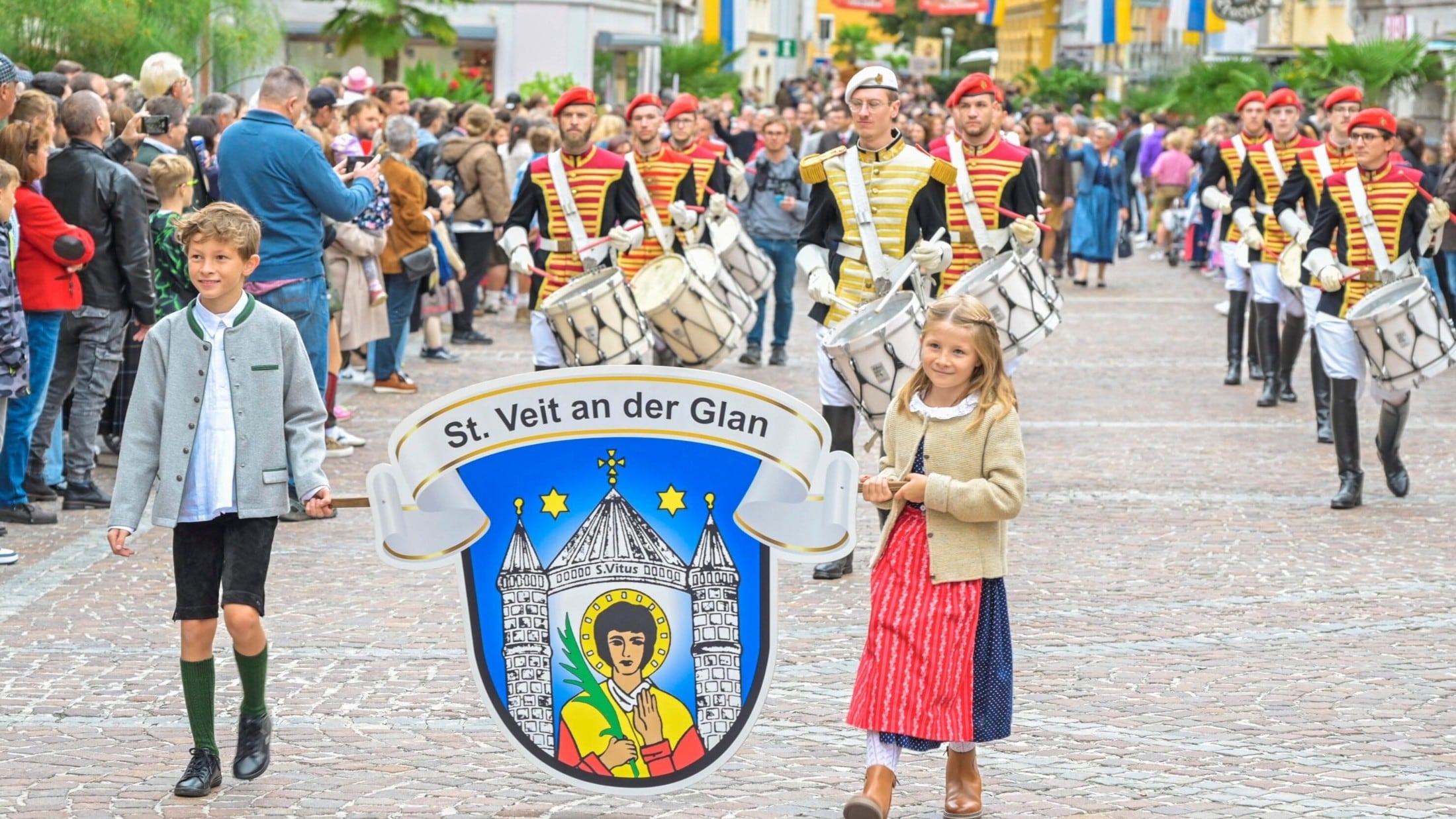 Mit einem großen Umzug wird der Wiesenmarkt in St. Veit eröffnet.