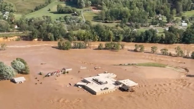 A helicopter can be seen on the roof of Unicoi County Hospital in Erwin, Tennessee, where patients and staff had to be rescued. (Bild: ASSOCIATED PRESS)