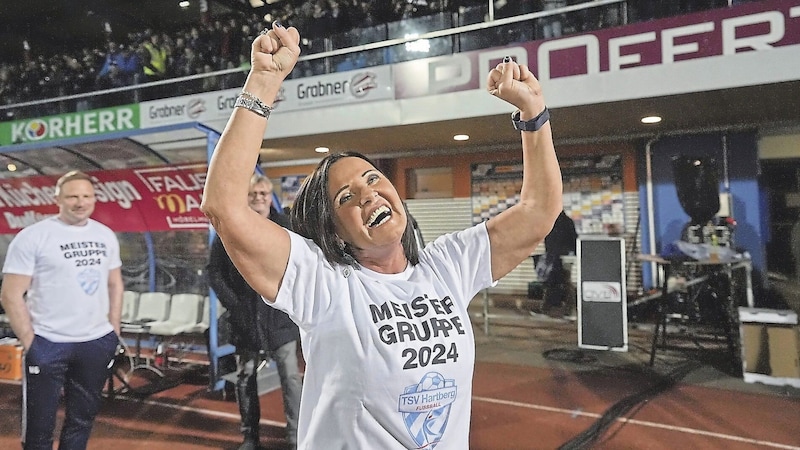 Hartberg president Brigitte Annerl invites the fans for drinks on her birthday. (Bild: Pail Sepp/Sepp Pail)