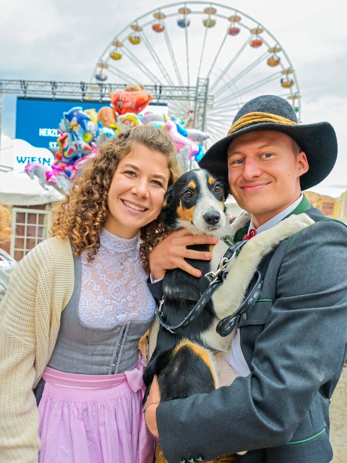 Sophie and Johannes strolled through the St. Veiter Wiesenmarkt with their dog Luna.