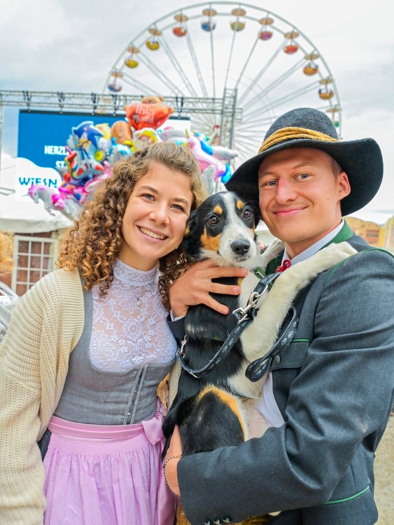 Mit ihrem Hund Luna bummelten Sophie und Johannes über den St. Veiter Wiesenmarkt. (Bild: Evelyn Hronek/EVELYN HRONEK)