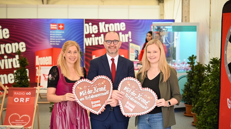 Dietmar Prammer, geschäftsführender SP-Vizebürgermeister und Doris Lang-Mayerhofer, VP-Stadträtin, besuchten Lisa Stockhammer („OÖ-Krone“-Chefin vom Dienst, re.) im Medienzelt. (Bild: Wenzel Markus)