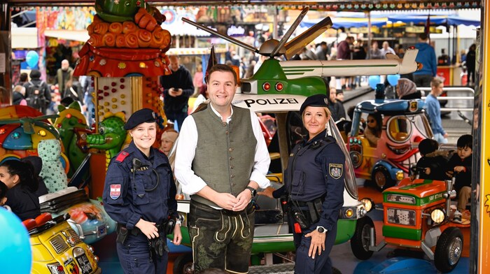 Der Linzer FPÖ-Chef Michael Raml mit zwei Polizistinnen, die die ganze Woche für die Sicherheit ...