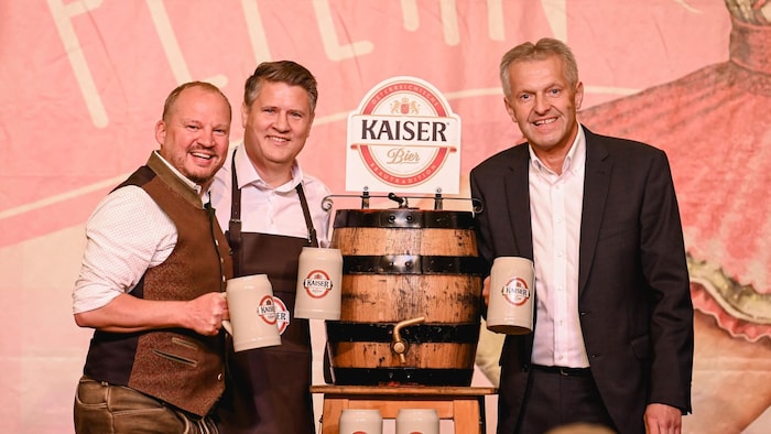 Glücklich nach dem Bieranstich: Urfahrmarkt-Festwirt Patrick Stützner (li.) mit Markus Kapl (M.) ...