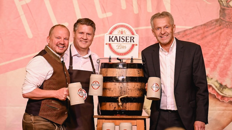 Glücklich nach dem Bieranstich: Urfahrmarkt-Festwirt Patrick Stützner (li.) mit Markus Kapl (M.) und Josef Paukenhaider (beide Brau Union). (Bild: Wenzel Markus)